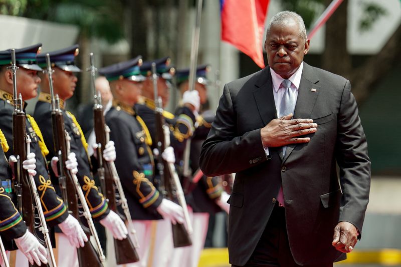 &copy; Reuters. U.S. Secretary of Defense Lloyd Austin inspects honor guards during his arrival at Camp Aguinaldo, in Quezon City, Metro Manila, Philippines, July 30, 2024. REUTERS/Lisa Marie David