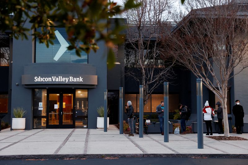 &copy; Reuters. FILE PHOTO: Customers line up outside of the Silicon Valley Bank headquarters in Santa Clara, California, U.S. March 13, 2023. REUTERS/Brittany Hosea-Small/File Photo