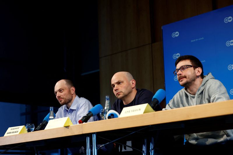 © Reuters. Ilya Yashin, Vladimir Kara-Murza and Andrei Pivovarov, Bonn, August 2, 2024. REUTERS/Leon Kuegeler