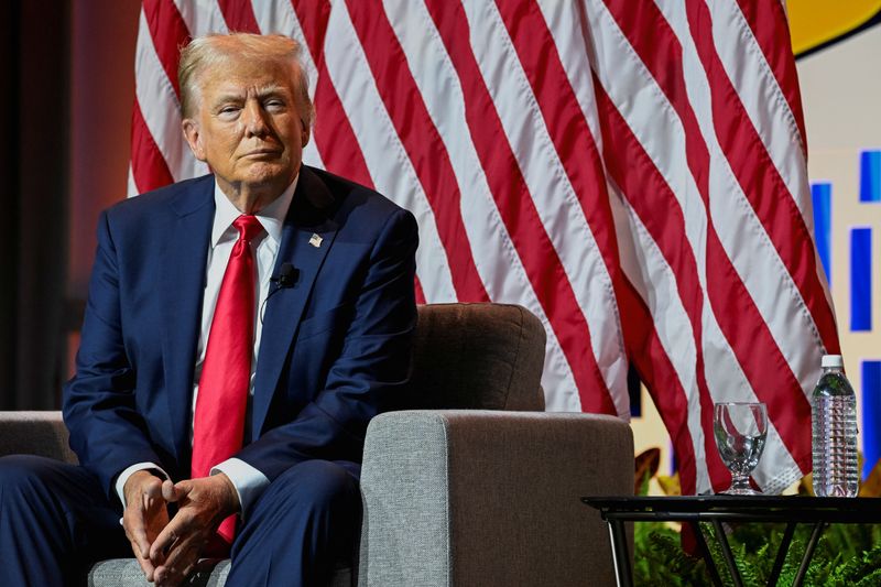 © Reuters. Republican presidential nominee and former U.S. President Donald Trump smiles while speaking on a panel of the National Association of Black Journalists (NABJ) convention in Chicago, Illinois, U.S. July 31, 2024. REUTERS/Vincent Alban/File Photo