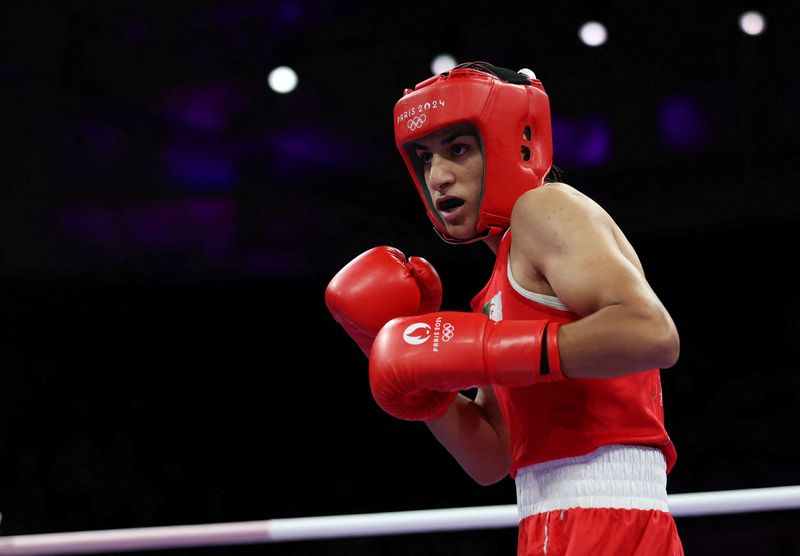 © Reuters. FILE PHOTO: Paris 2024 Olympics - Boxing - Women's 66kg - Prelims - Round of 16 - North Paris Arena, Villepinte, France - August 01, 2024. Imane Khelif of Algeria in action with Angela Carini of Italy  REUTERS/Isabel Infantes/File Photo