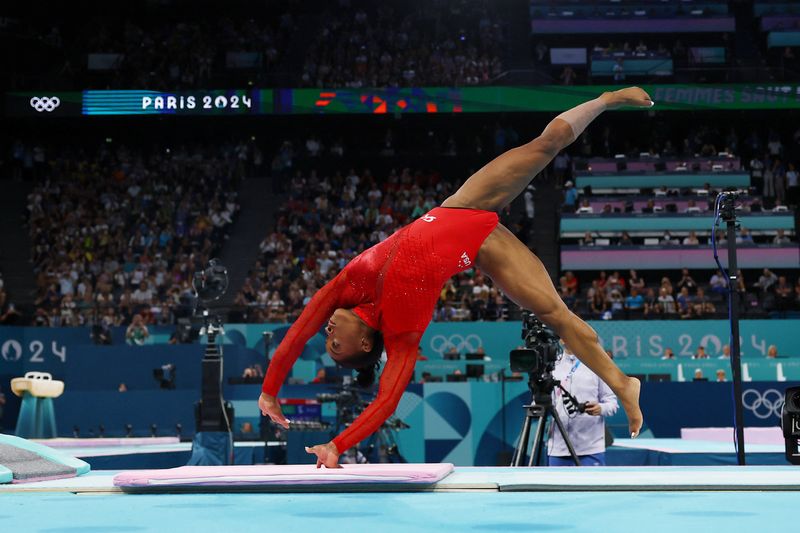 © Reuters. Simone Biles, women's vault final, Bercy Arena, Paris, August 3, 2024. REUTERS/Hannah Mckay