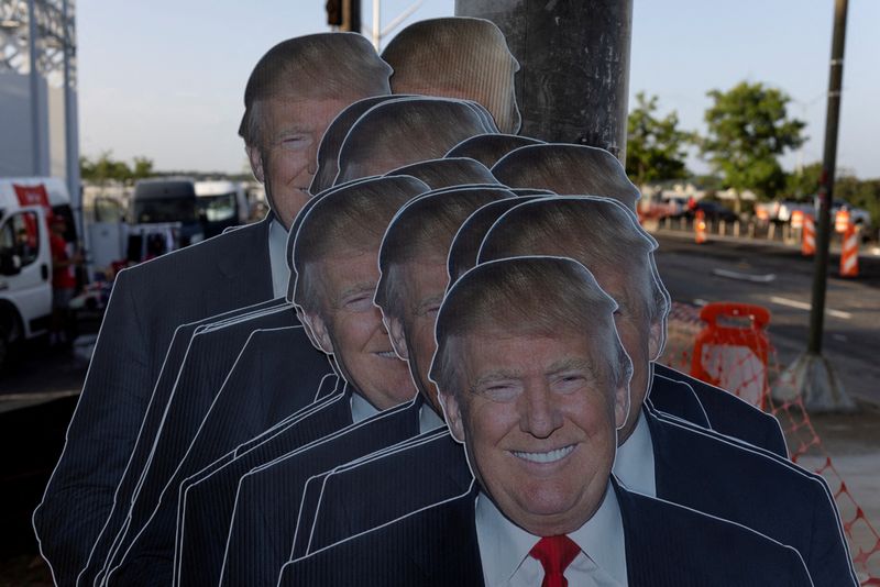 &copy; Reuters. Cut-outs of Republican presidential candidate and former U.S. President Donald Trump are placed at a stall of a street vendor in front of the venue where he and his running mate JD Vance will hold a campaign rally in Atlanta, Georgia, U.S., August 3, 2024