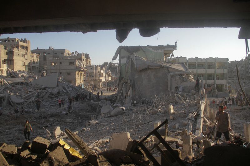 © Reuters. Palestinians inspect the site of Israeli strikes on a school sheltering displaced people, amid Israel-Hamas conflict, in Gaza City, August 3, 2024. REUTERS/Mahmoud Issa