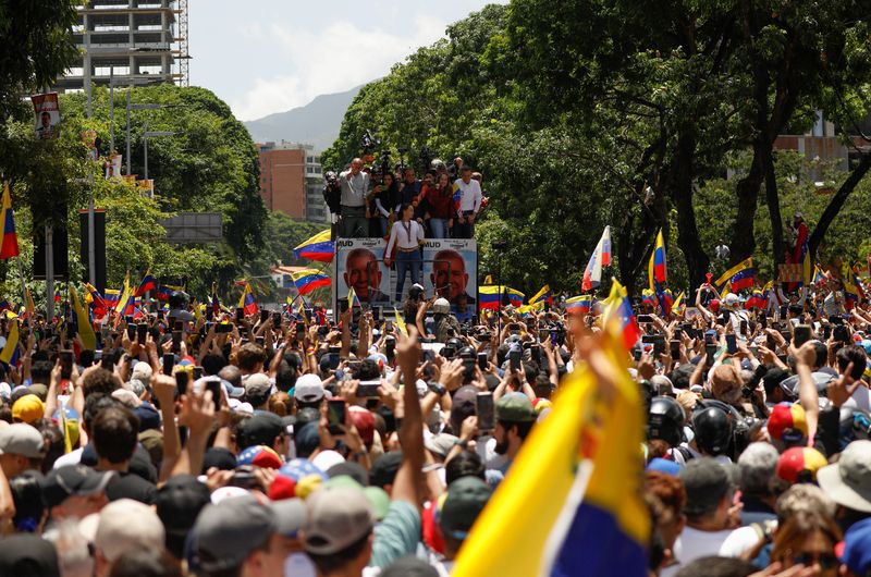 © Reuters. Venezuelan opposition leader Maria Corina Machado addresses supporters during a march amid the disputed presidential election, in Caracas, Venezuela August 3, 2024. REUTERS/Fausto Torrealba