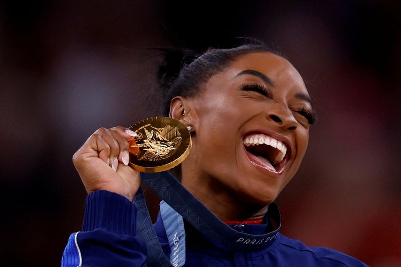 &copy; Reuters. Ginasta norte-americana Simone Biles segura medalha de ouro conquistada no salto durante a Olimpíada Paris 2024 n03/08/2024 REUTERS/Amanda Perobelli