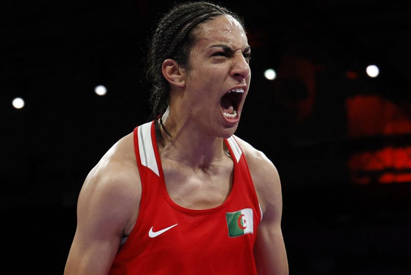 &copy; Reuters. Boxeadora argelina vibra após vitória nas quartas de final da categoria meio-médio na Olimpíada Paris 2024 n03/08/2024 REUTERS/Peter Cziborra