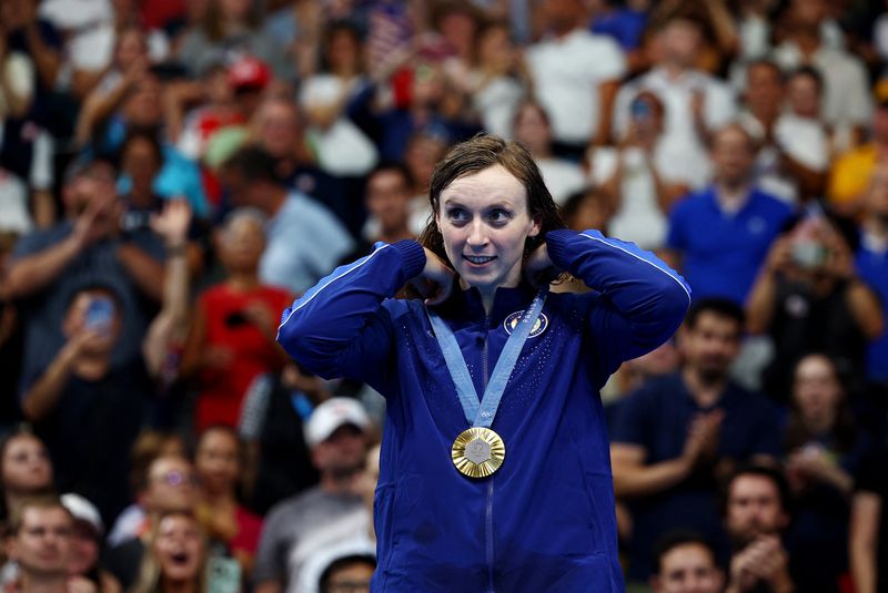 &copy; Reuters. Nadadora norte-americana Kate Ledecky ajeita medalha de ouro conquista nos 800 metros nado livre na Olimpíada Paris 2024 n03/08/2024 REUTERS/Evgenia Novozhenina