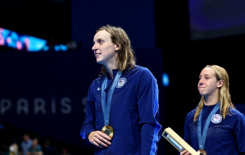 © Reuters. Paris 2024 Olympics - Swimming - Women's 800m Freestyle Victory Ceremony - Paris La Defense Arena, Nanterre, France - August 03, 2024. Gold medallist Katie Ledecky of United States celebrates after winning with bronze medallist Paige Madden of United States REUTERS/Evgenia Novozhenina