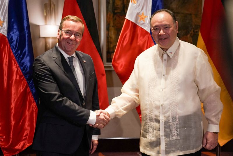 © Reuters. German Defence Minister Boris Pistorius and Philippine Defence Minister Gilberto Teodoro shake hands before their bilateral meeting, in Makati, Metro Manila, Philippines, August 4, 2024. REUTERS/Lisa Marie David