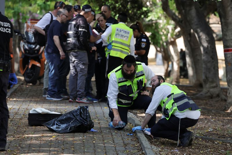 © Reuters. Israeli emergency responders work at the scene of a suspected stabbing attack in Holon, Israel, August 4, 2024. REUTERS/Ricardo Moraes