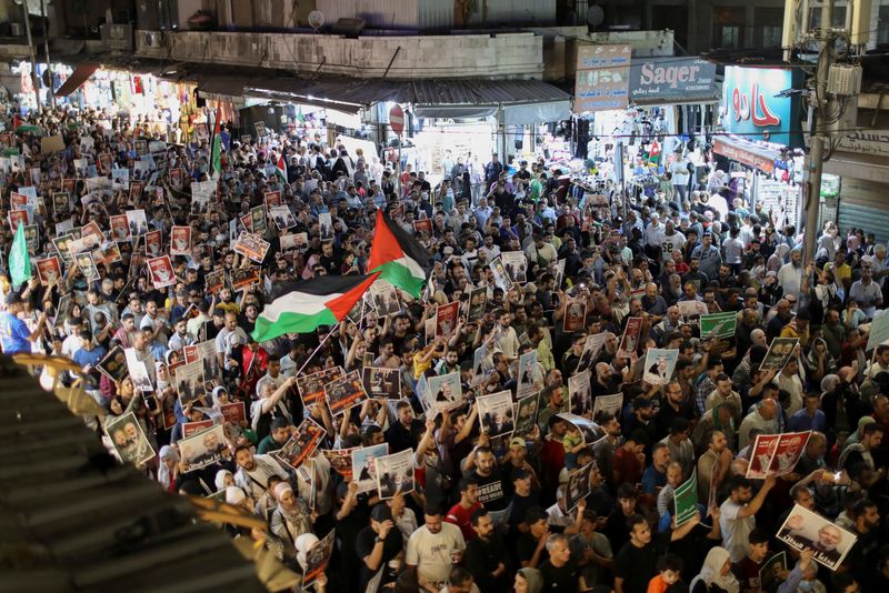 © Reuters. Demonstrators take part in a symbolic funeral for Hamas leader Ismail Haniyeh who was killed in Iran, in Amman, Jordan August 3, 2024. REUTERS/Alaa Al Sukhni/File Photo