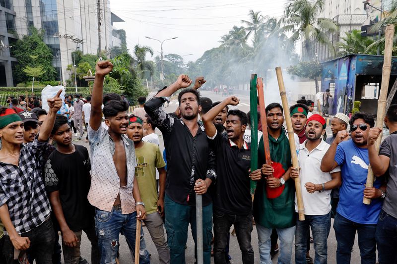 © Reuters. Demonstrators shout slogans after they have occupied a street during a protest demanding the stepping down of Bangladeshi Prime Minister Sheikh Hasina, following quota reform protests by students, in Dhaka, Bangladesh, August 4, 2024. REUTERS/Mohammad Ponir Hossain