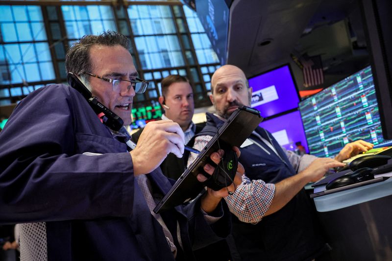 © Reuters. Traders work on the floor at the New York Stock Exchange (NYSE) in New York City, U.S., July 3, 2024.  REUTERS/Brendan McDermid/File Photo