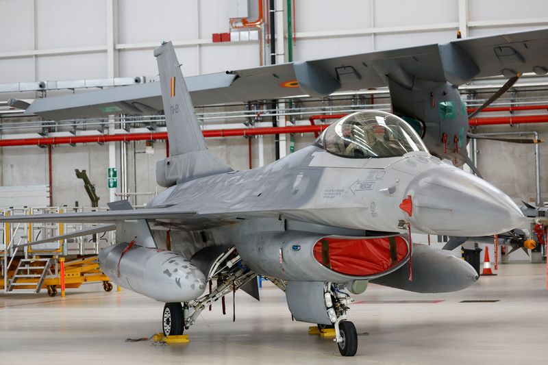 © Reuters. A general view of a F-16, on the day Ukrainian President Volodymyr Zelenskiy and Belgium's Prime Minister Alexander De Croo meet with training instructors, at Melsbroek air base, near Brussels, Belgium, May 28, 2024. REUTERS/Piroschka van de Wouw/File Photo