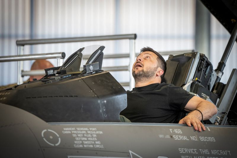 &copy; Reuters. Ukrainian President Volodymyr Zelenskiy sits in a F-16 fighter jet at Skrydstrup Airbase in Vojens, Denmark, August 20, 2023. Ritzau Scanpix/Mads Claus Rasmussen via REUTERS/File Photo