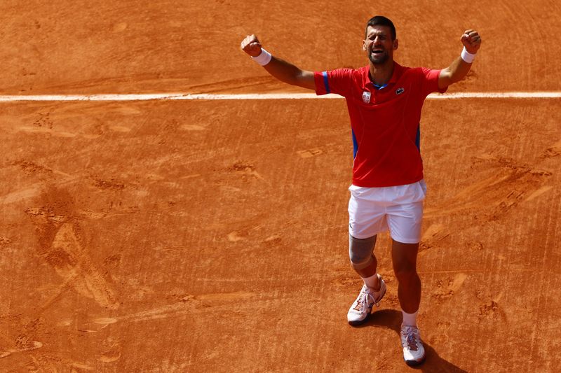 &copy; Reuters. Tenista sérvio Novak Djokovic vibra ao conquistar a medalha de ouro na Olimpíada Paris 2024n04/08/2024 REUTERS/Edgar Su