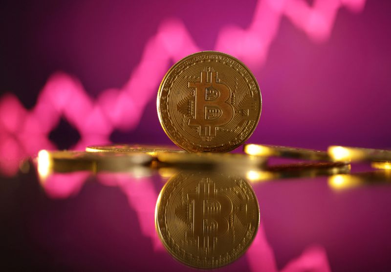 © Reuters. Representation of the bitcoin cryptocurrency and a price chart are seen in this illustration taken October 24, 2023. REUTERS/Dado Ruvic/Illustration/File Photo