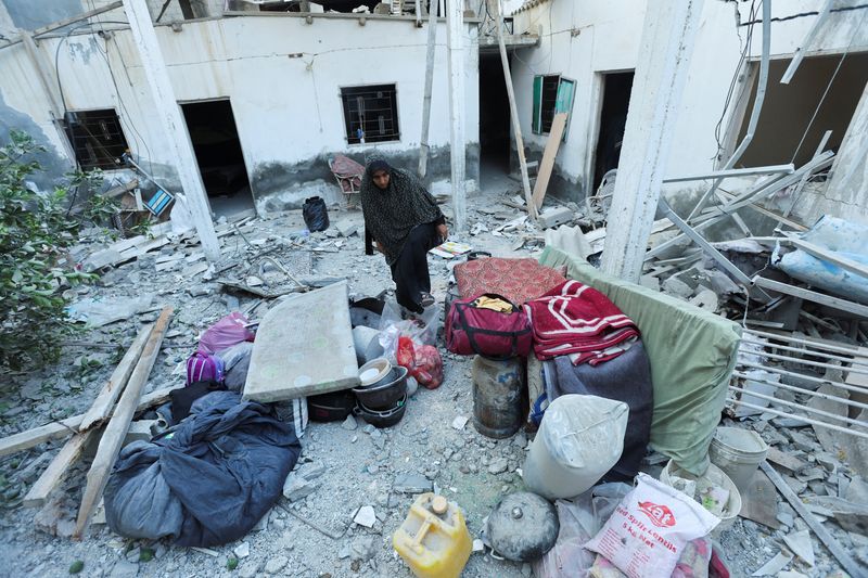 &copy; Reuters. Destroços deixados por ataque israelense em Deir Al-Balah, na Faixa de Gazan04/08/2024 REUTERS/Ramadan Abed