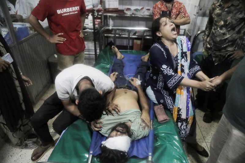 © Reuters. Relatives of a victim, who died in a clash between police, pro-government supporters and protesters, after anti-quota protesters were demanding the stepping down of the Bangladeshi Prime Minister Sheikh Hasina, mourn at the Dhaka Medical College Hospital in Dhaka, Bangladesh, August 4, 2024. REUTERS/Stringer