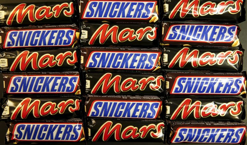 &copy; Reuters. Mars and Snickers bars are seen in this picture illustration taken February 23, 2016. REUTERS/Fabrizio Bensch/Illustration/File Photo