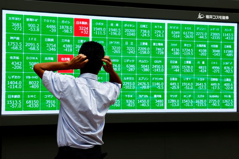 © Reuters. A man looks at an electronic stock quotation board outside a brokerage in Tokyo, Japan August 2, 2024. REUTERS/Issei Kato/File Photo