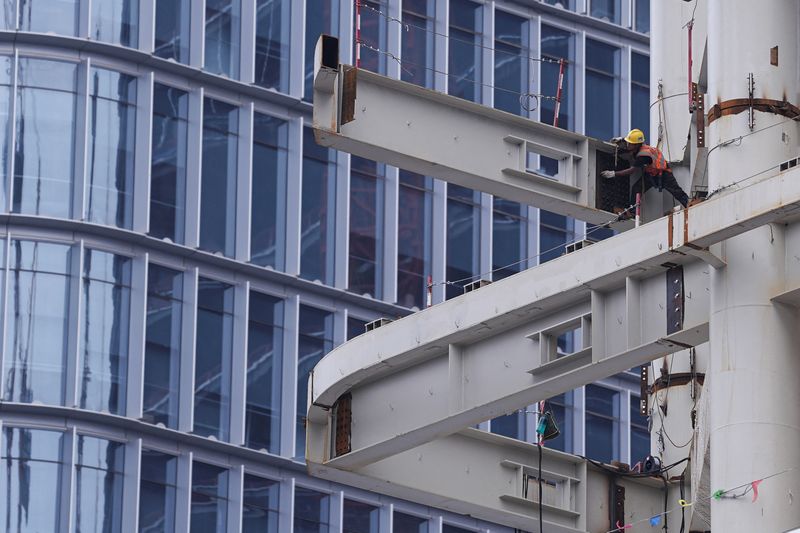 &copy; Reuters. FILE PHOTO: A worker works on a building under construction in Beijing's Central Business District (CBD), China July 14, 2024. REUTERS/Tingshu Wang/File Photo