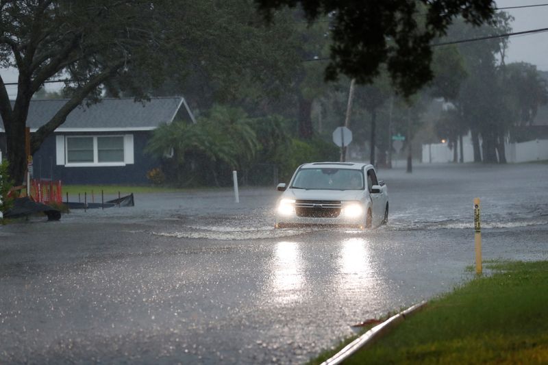 © Reuters. A truck drives through high water in the the Shore Acres neighborhood located on the Tampa Bay while Tropical Storm Debby moves up the gulf coast in St. Petersburg, Florida, U.S., August 4, 2024. REUTERS/Octavio Jones