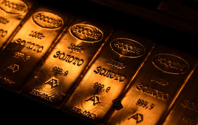 © Reuters. FILE PHOTO: Ingots of 99.99 percent pure gold are placed in a workroom at the Novosibirsk precious metals refining and manufacturing plant in the Siberian city of Novosibirsk, Russia, September 15, 2023. REUTERS/Alexander Manzyuk/File Photo