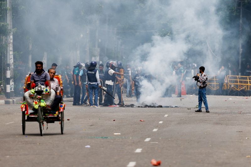 © Reuters. FILE PHOTO: Smoke rises from a fire that was set on the street during a protest by students demanding the stepping down of Bangladeshi Prime Minister Sheikh Hasina, following quota reform protests, in Dhaka, Bangladesh, August 4, 2024. REUTERS/Mohammad Ponir Hossain/File Photo