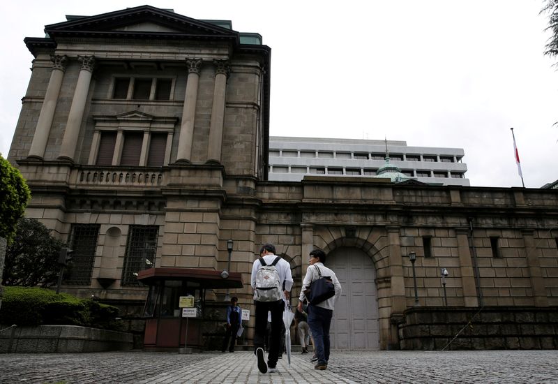 © Reuters. FILE PHOTO: Men walk toward the Bank of Japan (BOJ) building in Tokyo, Japan, September 21, 2016.  REUTERS/Toru Hanai/File Photo