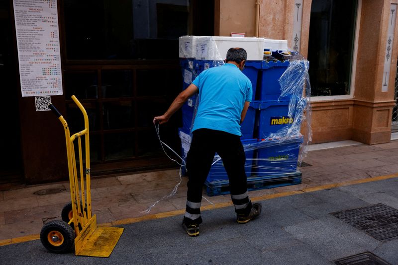 &copy; Reuters. Un addetto alle consegne disfa delle scatole fuori da un ristorante a Ronda, Spagna, 27 ottobre 2022. Foto REUTERS/Jon Nazca/File