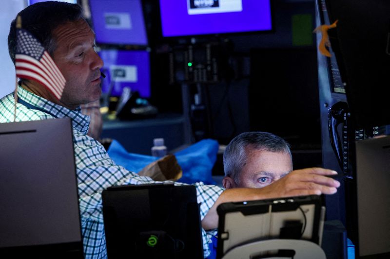 © Reuters. FILE PHOTO: Traders work on the floor at the New York Stock Exchange (NYSE) in New York City, U.S., July 3, 2024.  REUTERS/Brendan McDermid/File Photo