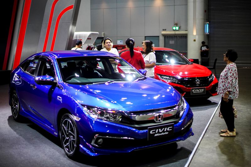 © Reuters. Visitors look at Honda cars during Bangkok Auto Salon 2019 in Bangkok, Thailand, July 4, 2019. Picture taken July 4, 2019. REUTERS/Athit Perawongmetha/ File Photo