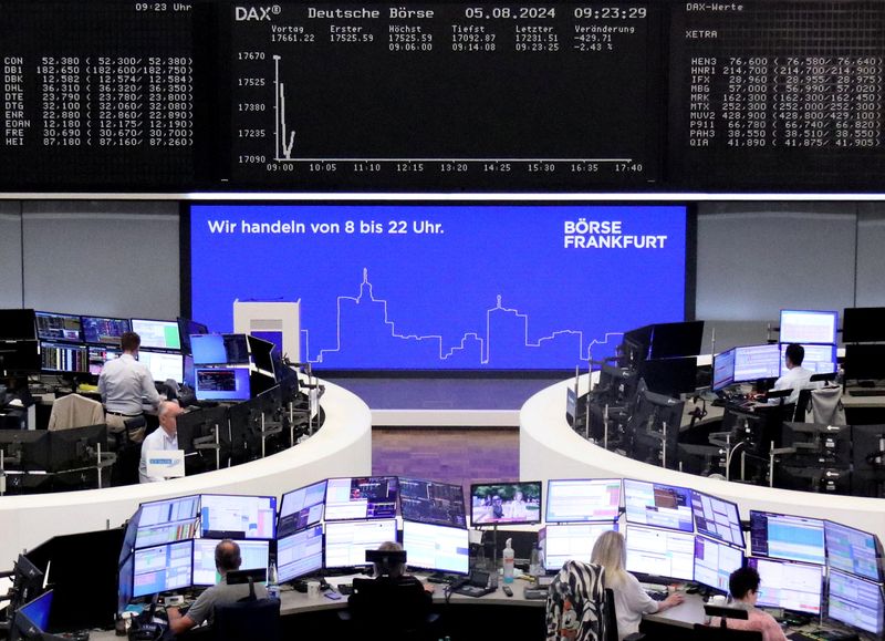 © Reuters. The German share price index DAX graph is pictured at the stock exchange in Frankfurt, Germany, August 5, 2024.     REUTERS/Staff