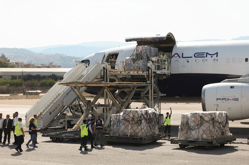 © Reuters. Workers unload medical supplies delivered by the World Health Organization for any potential health crisis resulting from hostilities, in Beirut, Lebanon, August 5, 2024. REUTERS/Mohamed Azakir