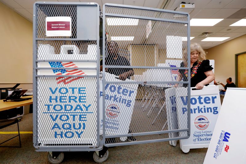 © Reuters. Poll workers with the Hillsborough County Supervisor of Elections Office, work during the setup of early voting equipment at the Seffner-Mango Branch Library in Seffner, Florida, U.S., August 2, 2024. REUTERS/Octavio Jones/File Photo