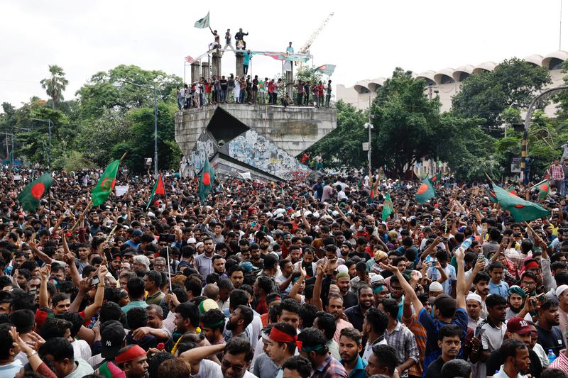 &copy; Reuters. Pessoas celebram renúncia da premiê Hasina em Dacan 5/8/2024   REUTERS/Mohammad Ponir Hossain