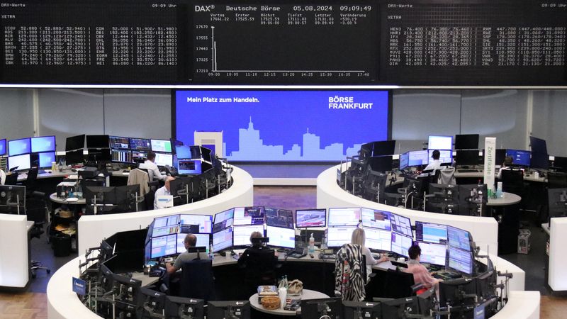 © Reuters. The German share price index DAX graph is pictured at the stock exchange in Frankfurt, Germany, August 5, 2024.     REUTERS/Staff