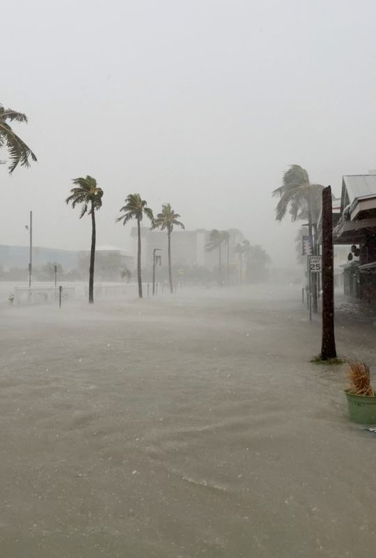 © Reuters. View of flooding caused by wind-driven rain from Hurricane Debby in Fort Myers, Florida, U.S., August 4, 2024 in this picture obtained from social media video. Gabbi Ray via REUTERS