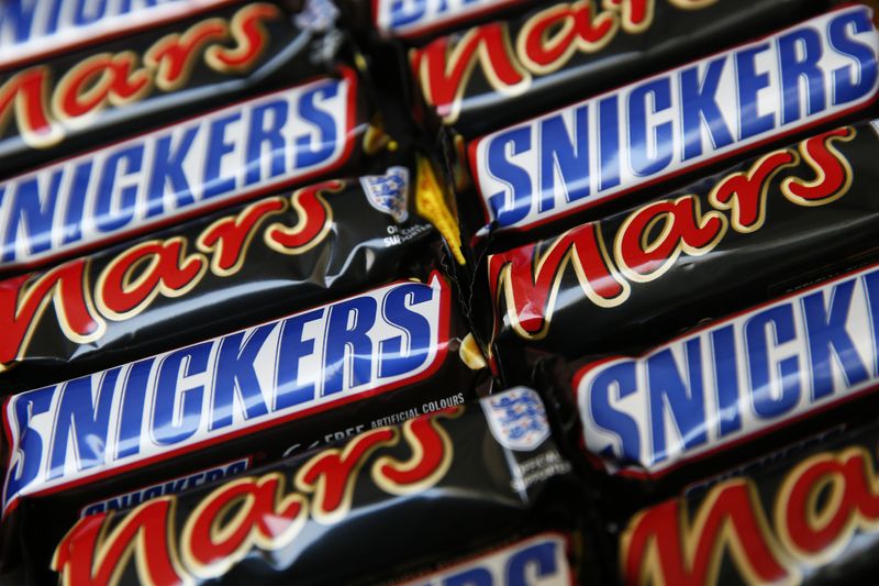 &copy; Reuters. FILE PHOTO: Mars and Snickers bars are seen in this picture illustration taken February 23, 2016.  REUTERS/Stefan Wermuth/Illustration/File Photo