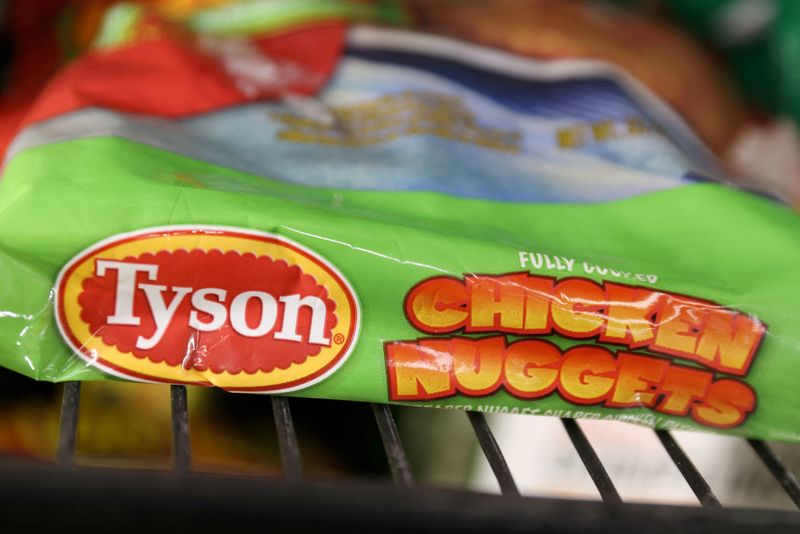 &copy; Reuters. FILE PHOTO: Packets of Tyson Chicken Nuggets, a brand owned by Tyson Foods, Inc., are seen in a store in Manhattan, New York, U.S., November 15, 2021. REUTERS/Andrew Kelly/File Photo