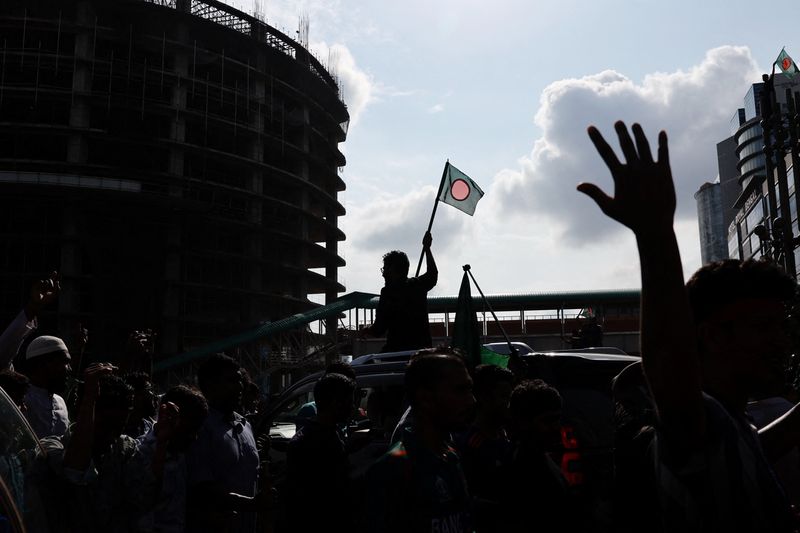 © Reuters. People celebrate the resignation of Bangladeshi Prime Minister Sheikh Hasina in Dhaka, Bangladesh, August 5, 2024. REUTERS/Mohammad Ponir Hossain