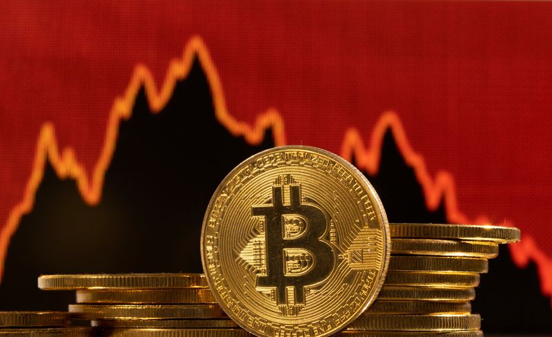 © Reuters. Bitcoin logo, representation of cryptocurrencies and decreasing stock graph are seen in this illustration taken, July 7, 2022. REUTERS/Dado Ruvic/Illustrations/File Photo