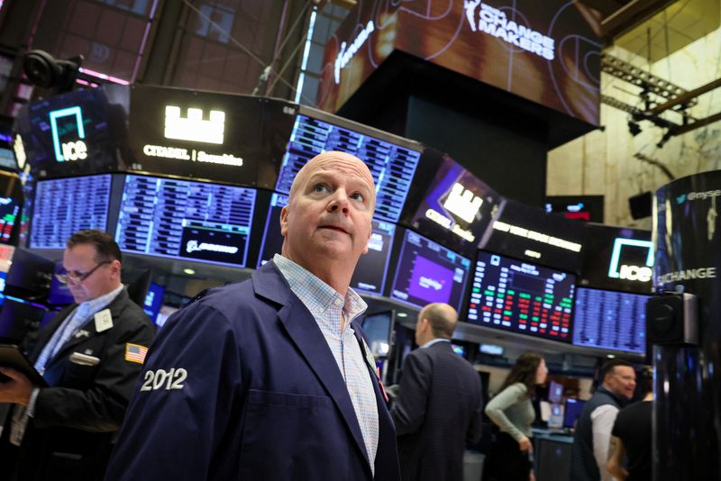 &copy; Reuters. FILE PHOTO: Traders work on the floor at the New York Stock Exchange (NYSE) in New York City, U.S., May 17, 2024.  REUTERS/Brendan McDermid/File Photo