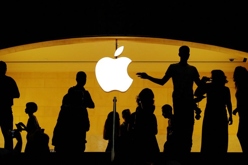 © Reuters. FILE PHOTO: Customers walk past an Apple logo inside of an Apple store at Grand Central Station in New York, U.S., August 1, 2018. REUTERS/Lucas Jackson/File Photo