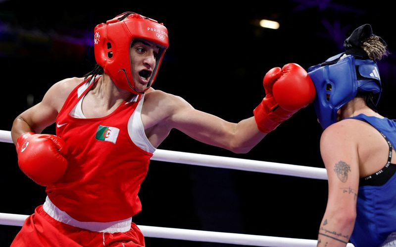 &copy; Reuters. Olimpiadi di Parigi 2024 - Pugilato - 66 kg femminile - Quarti di finale - North Paris Arena, Villepinte, Francia - 03 agosto 2024. L'algerina Imane Khelif in azione con l'ungherese Anna Luca Hamori. REUTERS/Peter Cziborra/