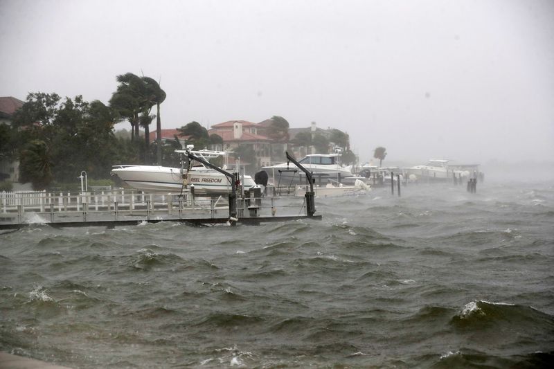 © Reuters. The Shore Acres neighborhood begins to flood from high tide in the Tampa Bay while Tropical Storm Debby approaches the gulf coast, in St. Petersburg, Florida, U.S., August 4, 2024. REUTERS/Octavio Jones