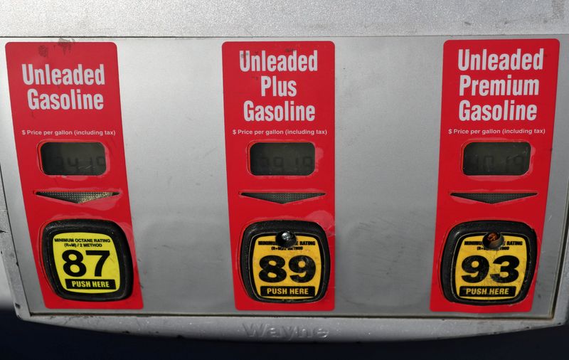 © Reuters. Gas prices are seen at a pump at a Safeway gas stop in McLean, Virginia, U.S., November 24, 2021. REUTERS/Leah Millis/ File Photo