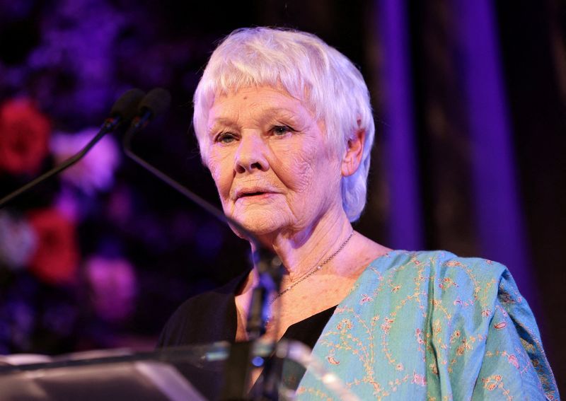 © Reuters. Atriz britânica Judi Dench encena peça em Londres
14/02/2024 Chris Jackson/Pool via REUTERS